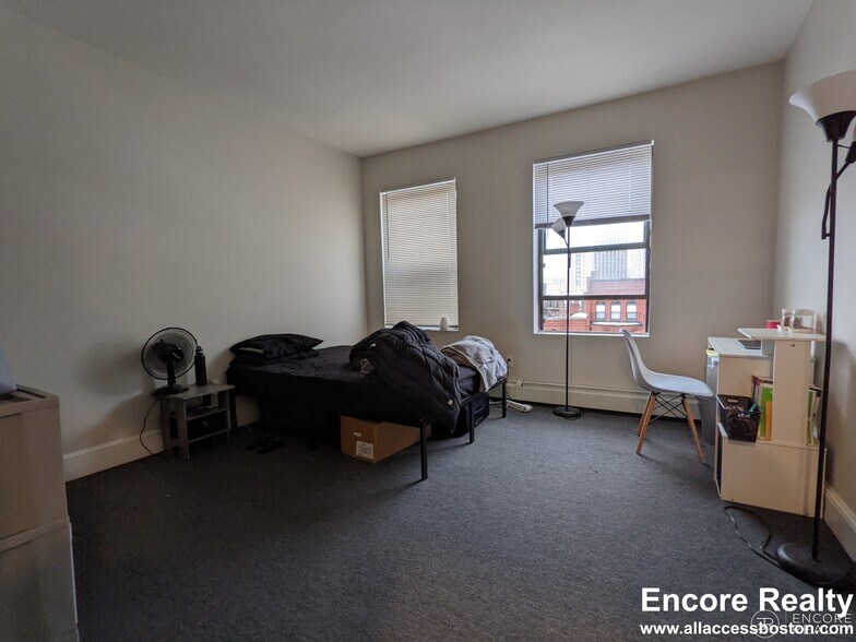 Building Photo - 822 Beacon St