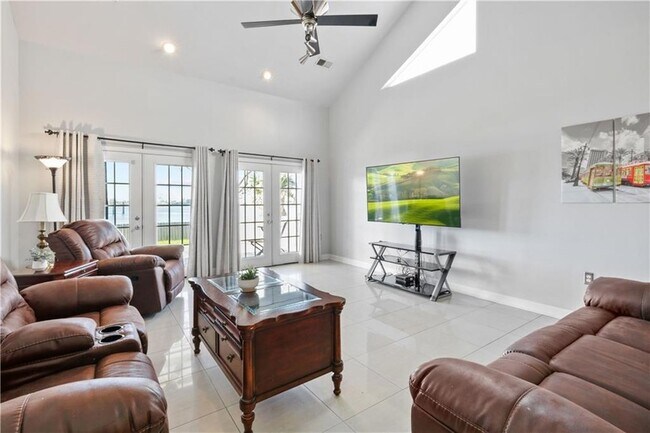 Building Photo - 1057 Marina Dr