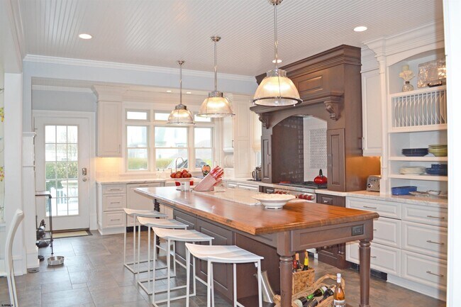 Building Photo - 16 S Somerset Ave