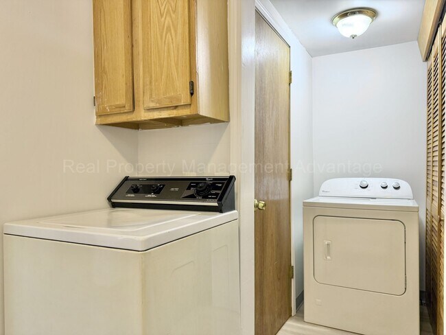 Building Photo - Updated Ranch on Double Lot Near Royal Oak & Ferndale