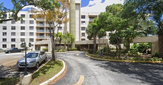 Building Photo - 901 Hillcrest Dr