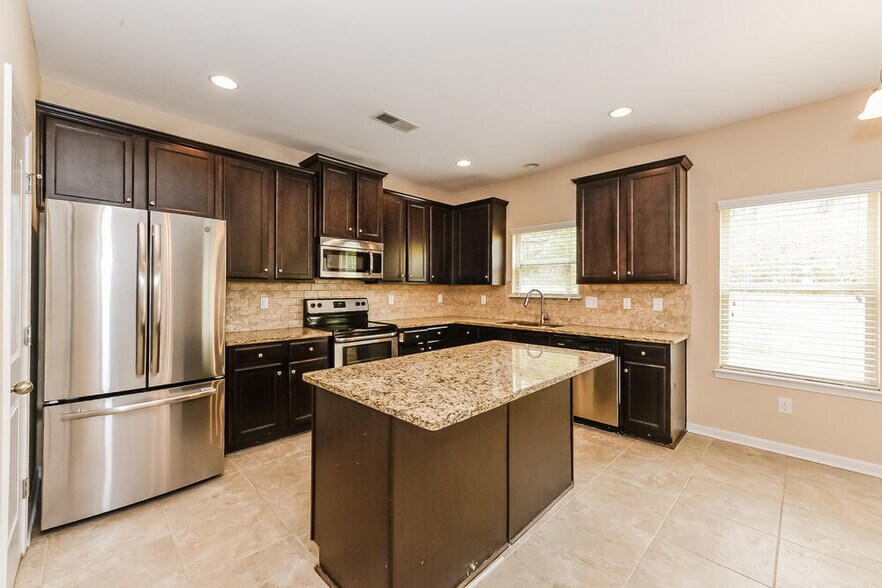 Building Photo - 705 Yukon Way