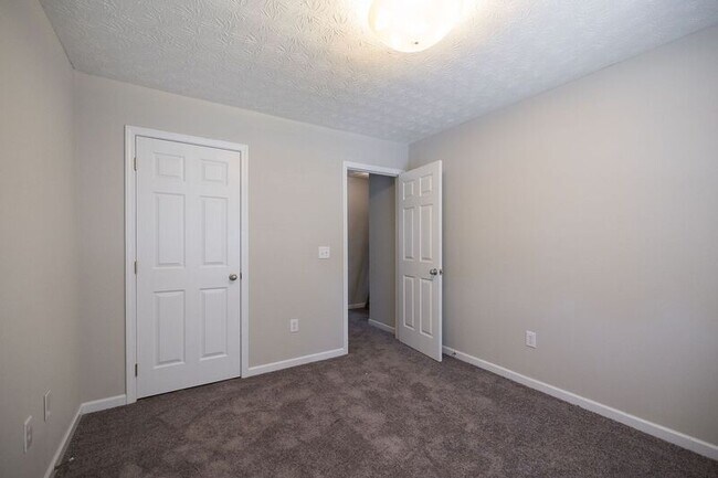 Building Photo - 453 Reba Ct