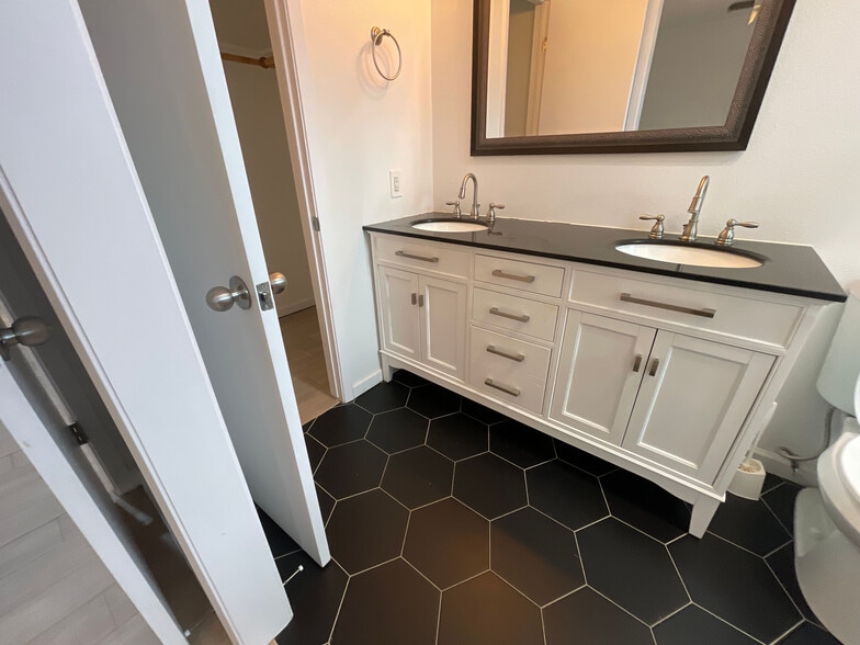 Building Photo - Room in House on Southwest Dr