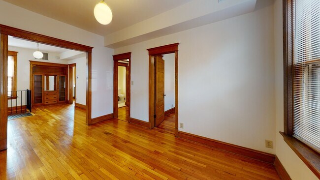 Building Photo - 3912 N Greenview Ave