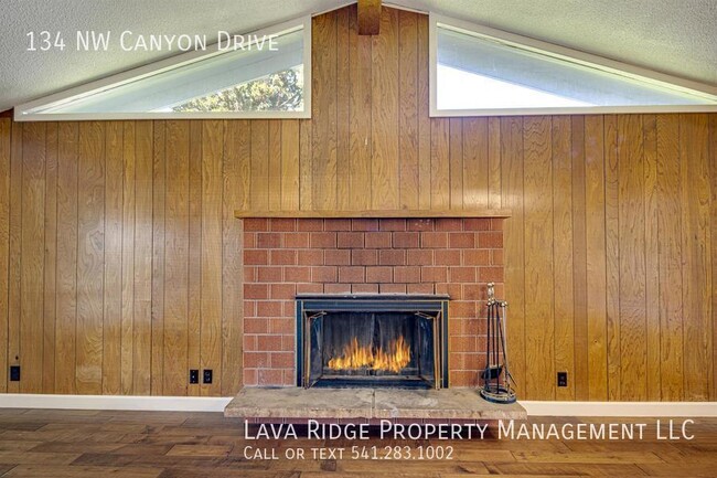 Building Photo - 134 NW Canyon Dr