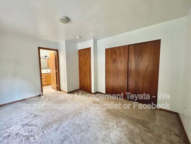 Building Photo - 450 W Alder Dr