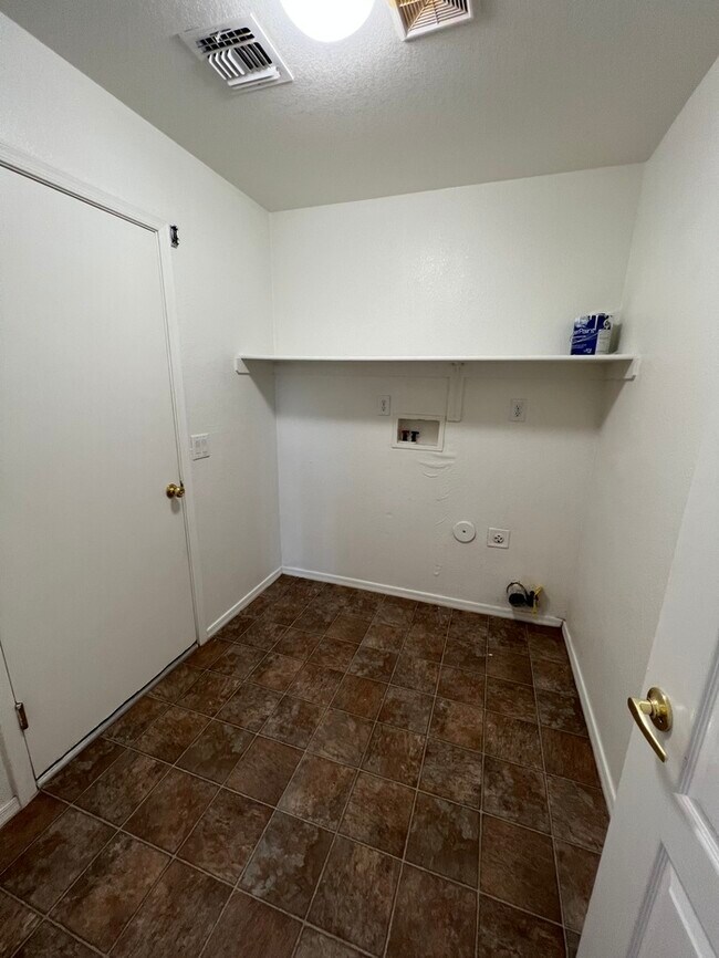 Building Photo - HOUSE FOR RENT