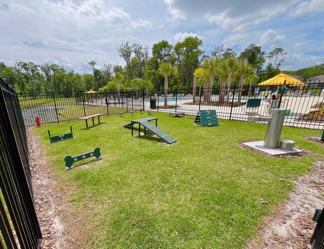 Building Photo - Sapcious 5-Bedroom Home In Quiet Lakeland ...