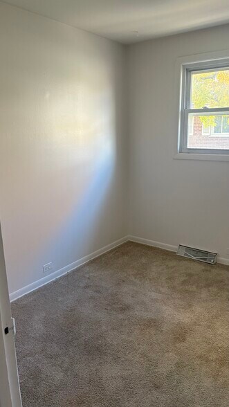 Building Photo - 929 W North Ave