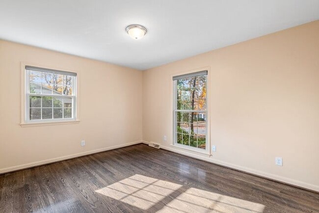 Building Photo - NW, Updated, Wood Floors, SS Appl., Den, Dining Roon, Sun Room, Finished Basement, Fenced!