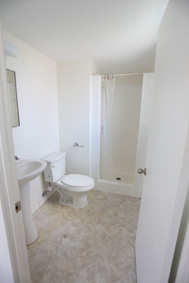 Building Photo - Liliuokalani Plaza – 2 bedroom, 2 bath wit...