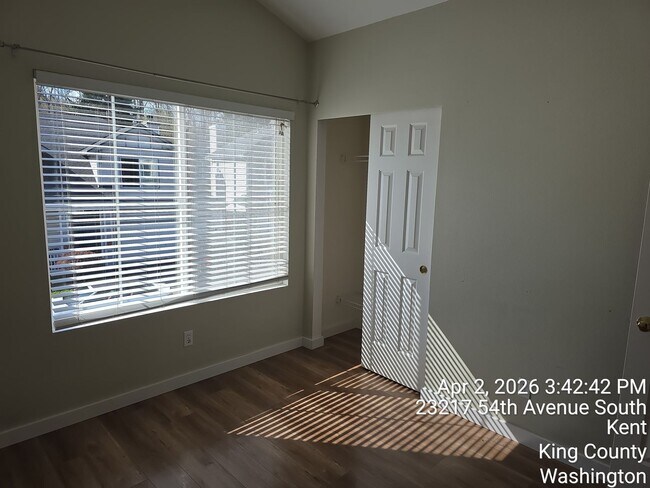 Building Photo - Kent Cypress Cove at the Lakes home - 3 bedroom 2.5 bath with 2 car garage - Available NOW.