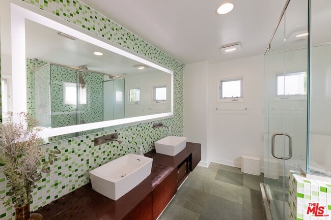 Building Photo - 6835 Pacific View Dr