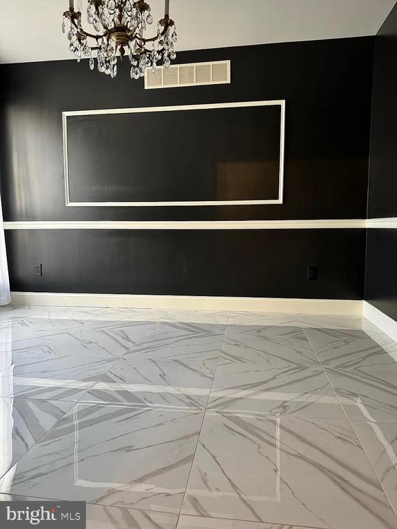 Building Photo - 518 Country Club Dr