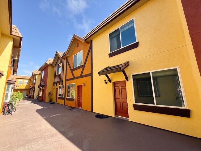 Building Photo - Albany Condo Features 2 Beds and 1.5 baths...