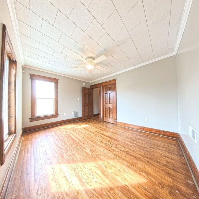 Building Photo - Spacious 5 bedroom 2 Bath Home