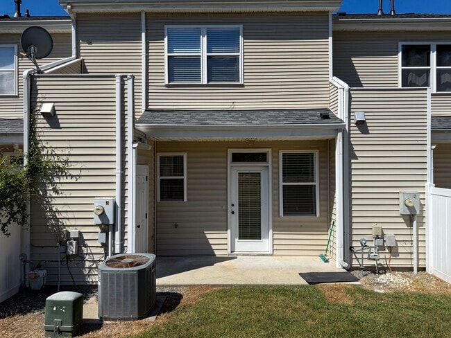Building Photo - Newly Updated Townhome with Minutes Walk t...