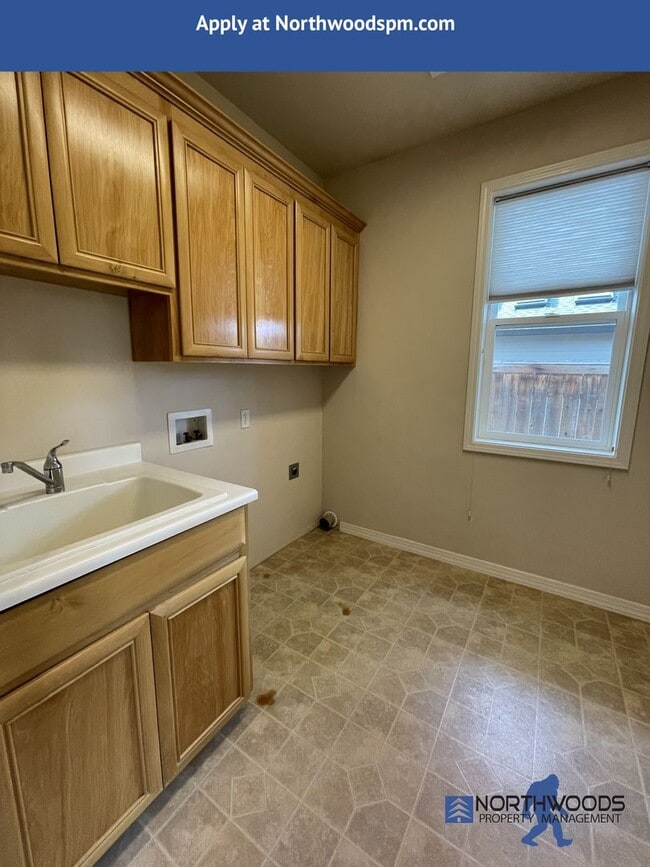 Building Photo - PET FRIENDLY!! Beautiful 3 Bedroom 2 Bath Home in Eagle Point Golf Course Community