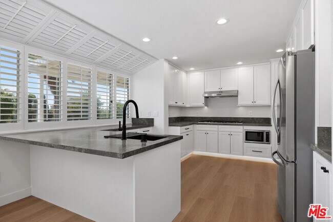 Building Photo - 655 Calle Ladera