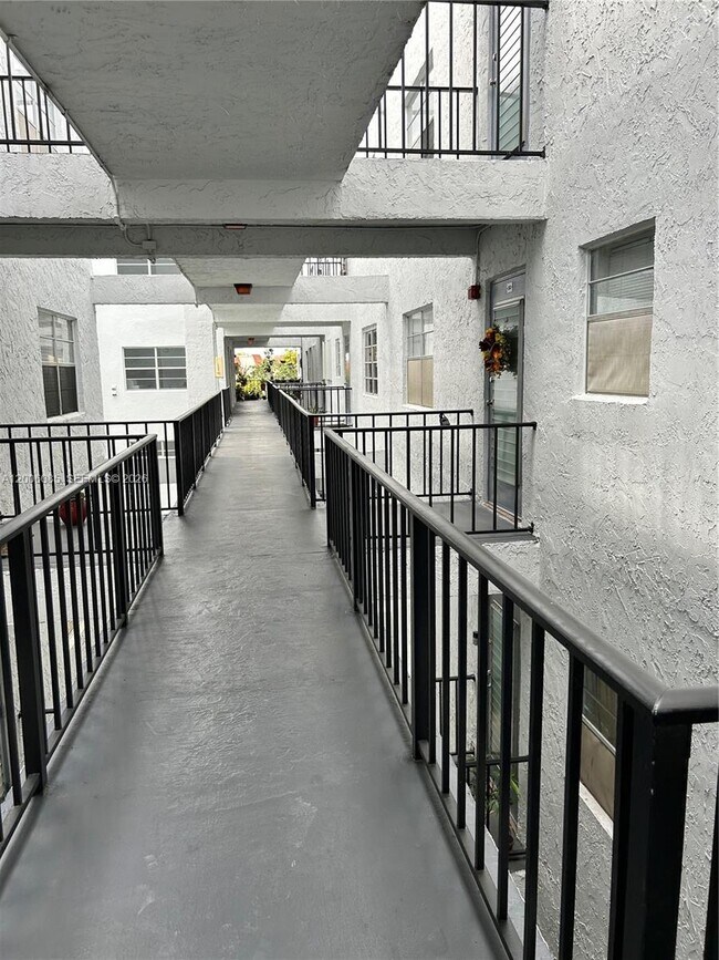 Building Photo - 3000 Sunrise Lakes Dr W