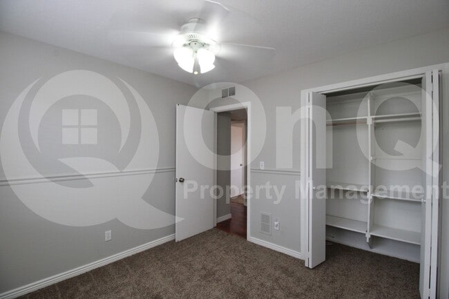 Building Photo - 2522 E Don Carlos Ave