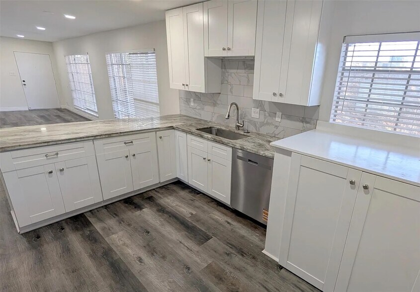 New Stainlesss dishwasher - 2101 Fountain View Dr