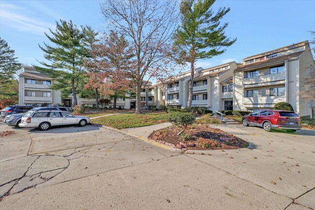 Building Photo - 2 bedroom, 2 bath condo - Available April 2026