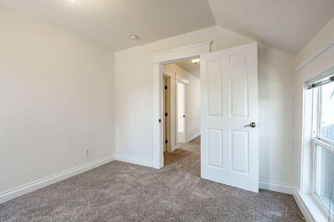 Building Photo - Charming, Spacious 5-Bedroom Home in York ...