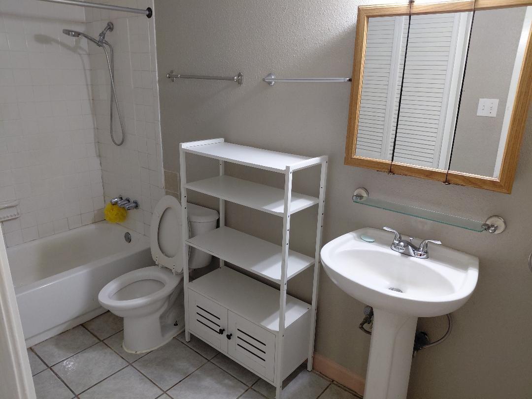 Building Photo - 3900 Woodchase Dr