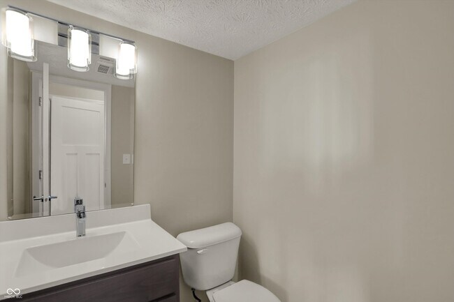 Building Photo - 3037 Golfview Dr