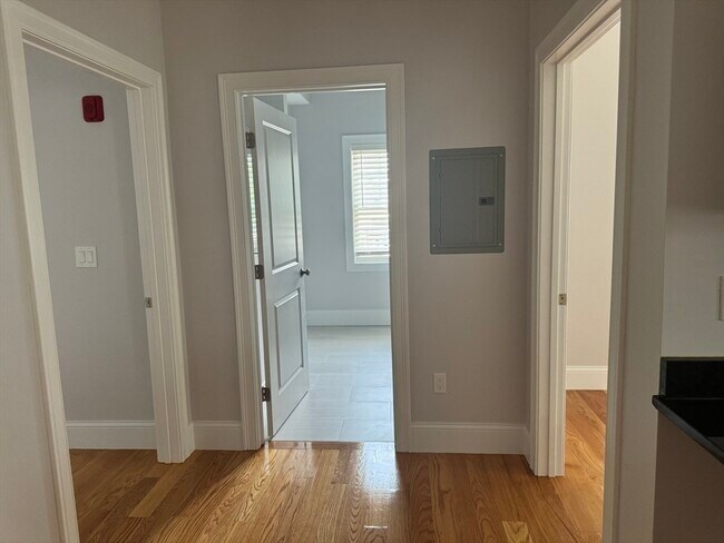 Building Photo - 804 Waverly St