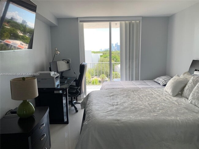 Building Photo - 650 NE 64th St