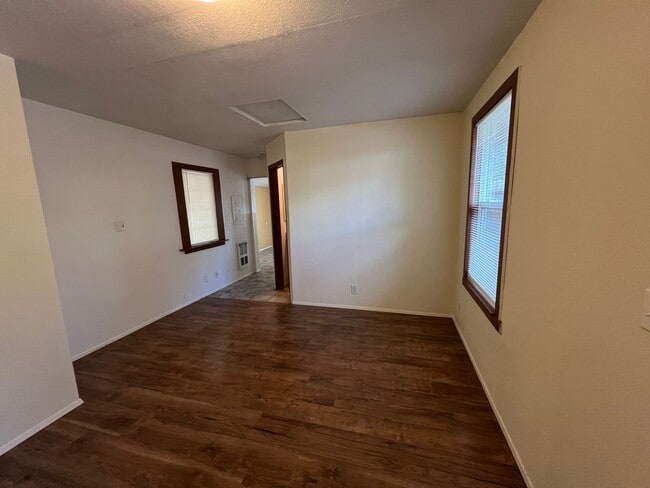 Building Photo - 412 NW Manzanita Ave