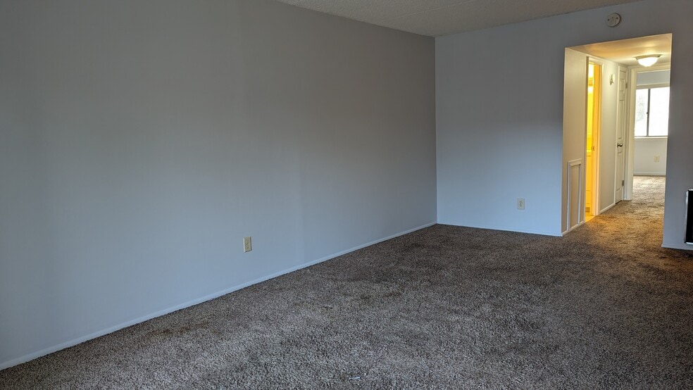 Building Photo - 832A Putnam Blvd