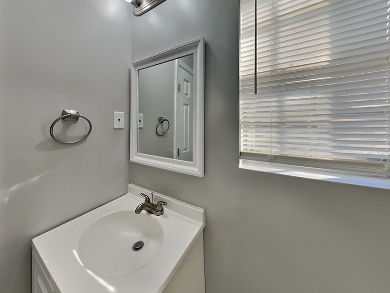 Building Photo - 5835 Brenda Dr