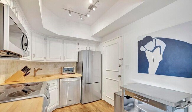 Building Photo - 250 Bradley Pl