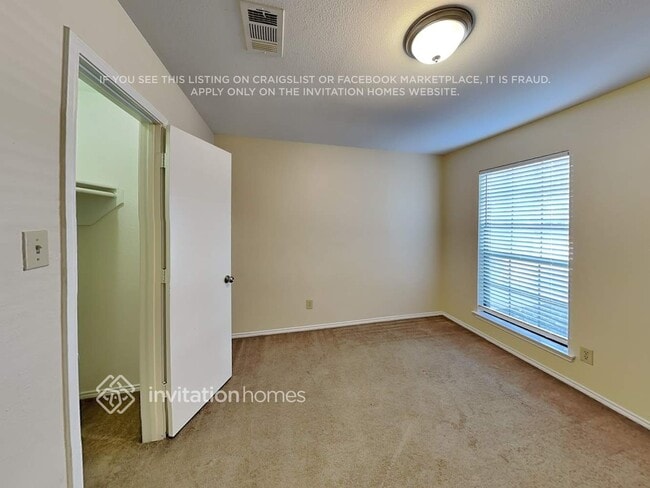 Building Photo - 1229 N Creek Dr