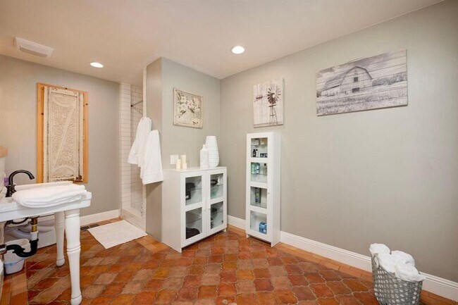 Building Photo - 12422 Homestead Way