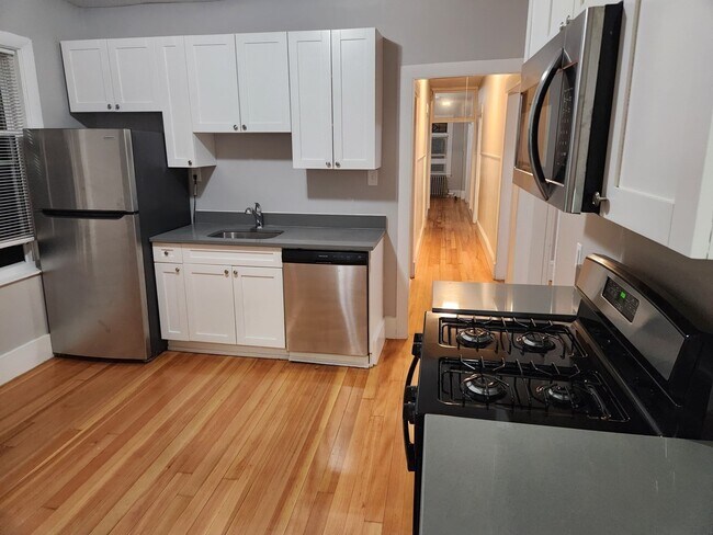 Building Photo - 38 Bellevue St