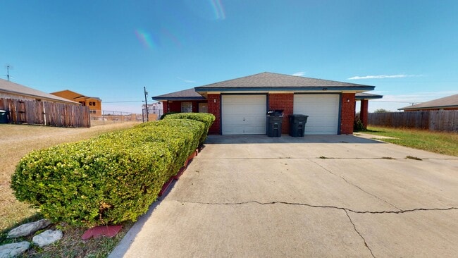 Building Photo - 2 WEEKS FREE! ALL TILE 3 BEDROOM, 2 BATH, ...
