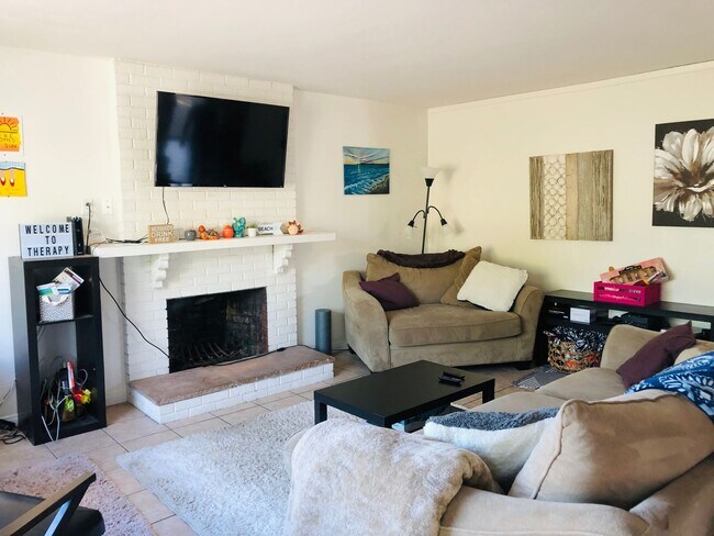 Building Photo - 10 bedrooms 7 bathrooms- 5 master bedrooms total!