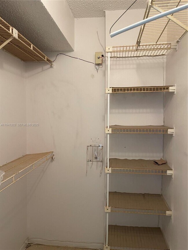 Building Photo - 3940 Inverrary Blvd