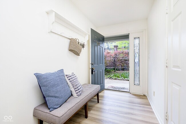 Building Photo - 592 E Vermont St