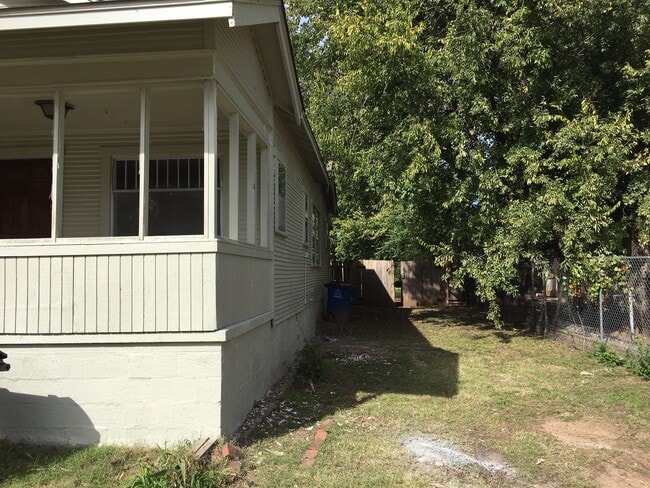 Building Photo - 2725 E 1st St