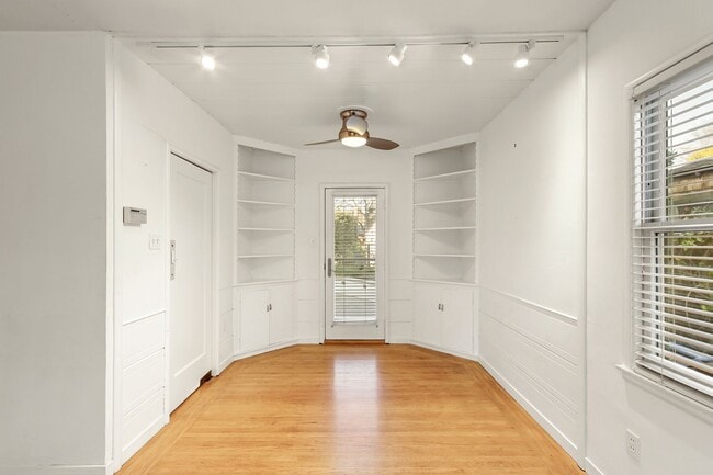 Building Photo - Downtown Davis Cottage-Available for Spring Move In