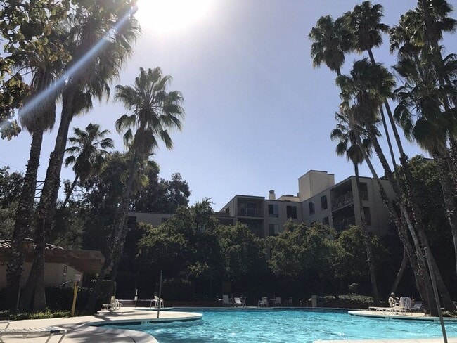 Building Photo - Light, Bright, Immaculate and lightly furnished 1 bd 1 ba condo in Walnut Creek- Keys Condo's