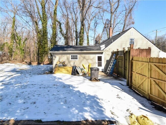 Building Photo - 3872 Leo St