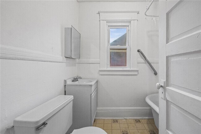 Building Photo - 98 Ackerman St