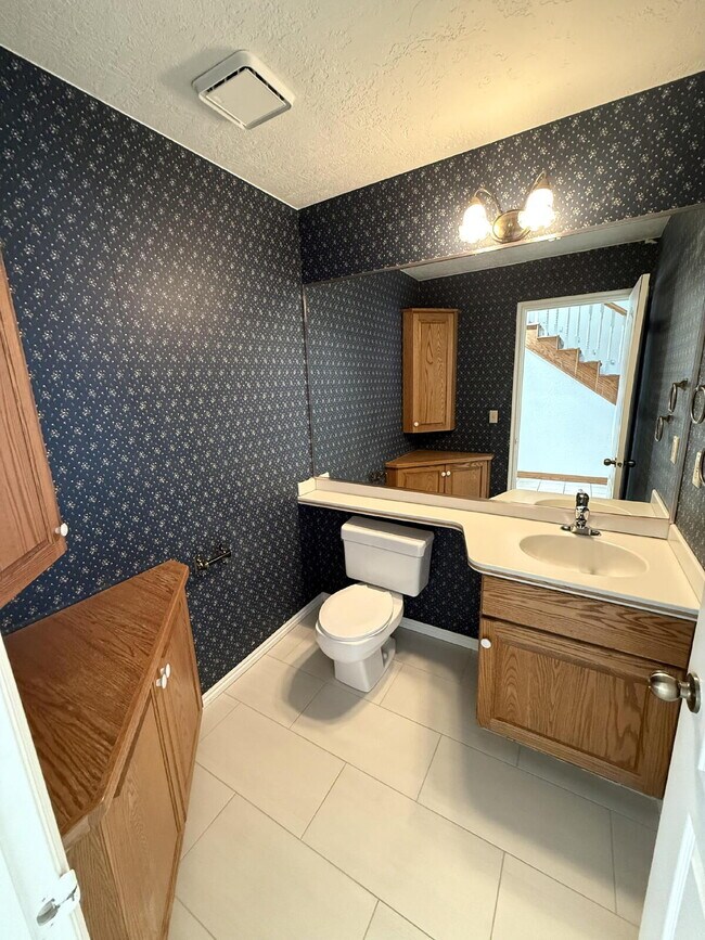 Building Photo - AVAILABLE AUGUST 4TH- RENT - 5 BDRM - 5 1/2 BATH - VIEWS VIEWS VIEWS